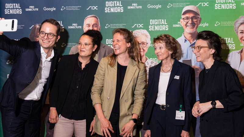 Selfie-Moment am Event «Digital Seniors 2025»: Das Team von Google Schweiz mit Chefin Christine Ant-langer-Winter (ganz rechts) und Eveline Widmer-Schlumpf (zweite von rechts).