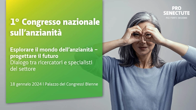 Una donna anziana si tiene le mani sugli occhi come un binocolo.
