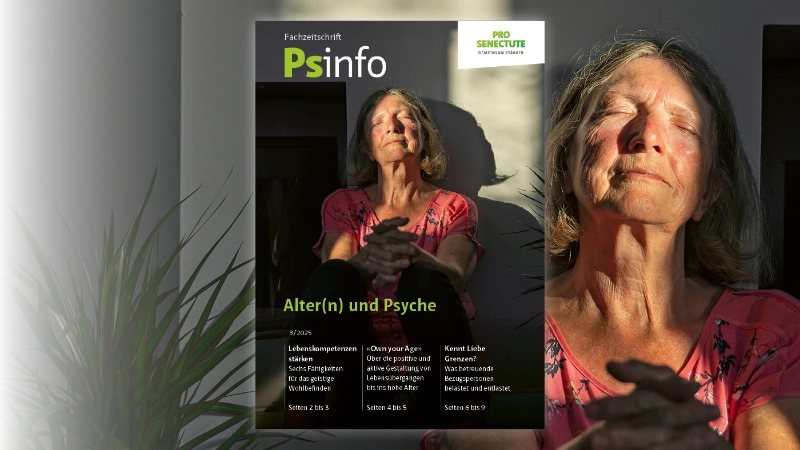Titelseite von Psinfo 03/2025: Eine ältere Frau sitzt mit geschlossenen Augen an eine Wand gelehnt in der Sonne.
