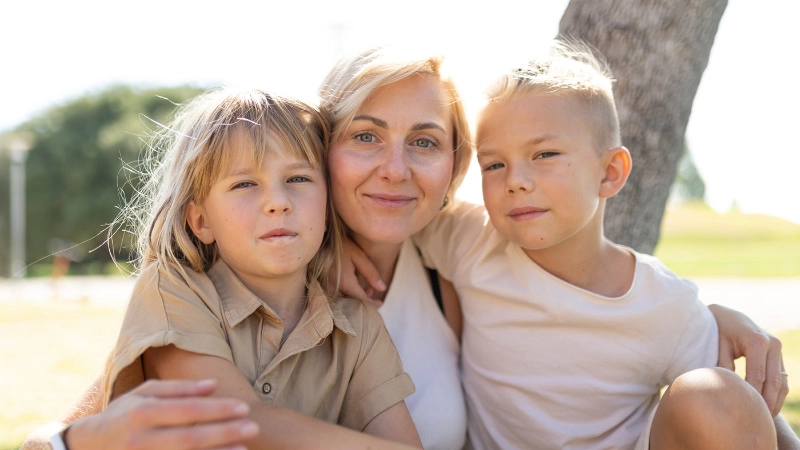 Junge Witwe mit ihren Kindern