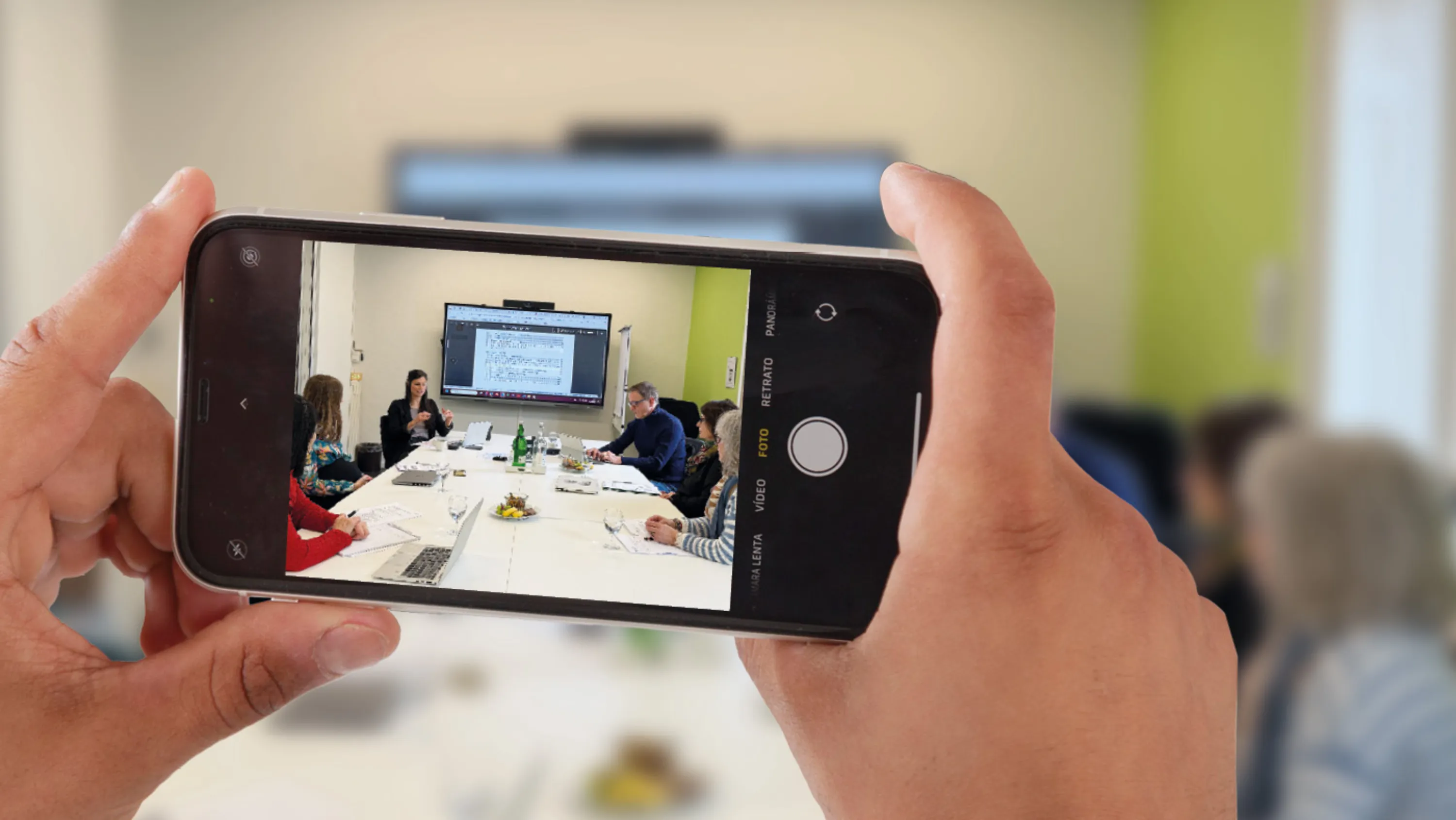 Die IF-Arbeitsgruppe von Pro Senectute sitzt an einem Tisch und bespricht sich