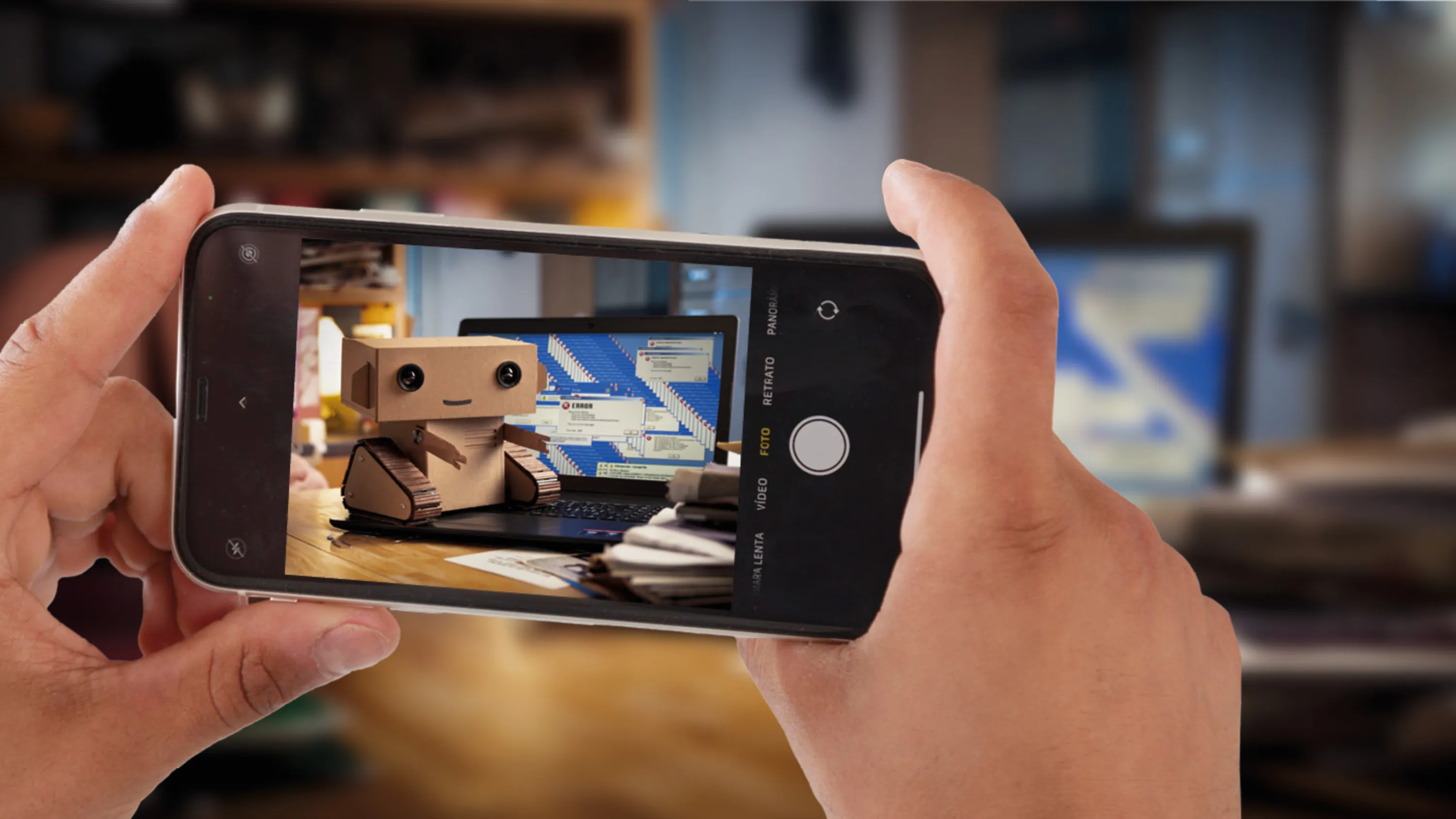 Der Roboter Robi bedient einen Computer
