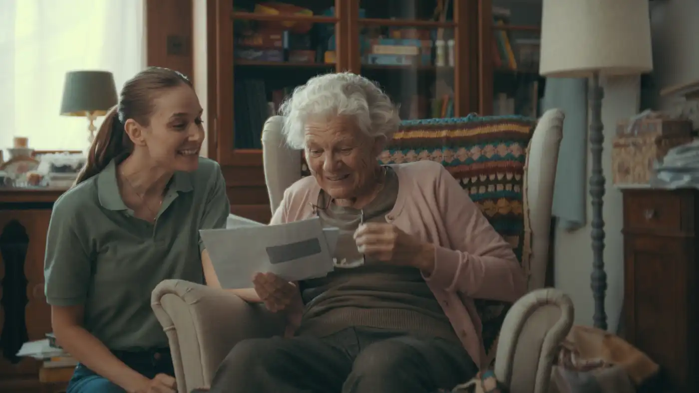 Eine Pro Senectute Mitarbeiterin betreut eine Seniorin